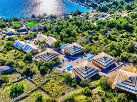 Golden Haven Luxe Glamp Resort，位于穆泰尔岛的度假村
