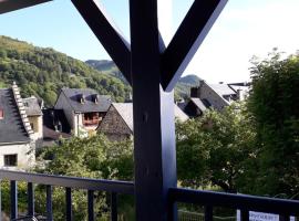 Le balcon face à l'Aspin，位于阿罗的酒店