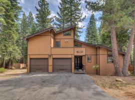 Daybreak Retreat at Carnelian Bay by Tahoe Getaways - Newly Remodeled 4BR w Private Hot Tub，位于玛瑙湾的酒店
