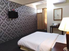 THE SARINA HOTEL & CAFE，位于Kampong Jeli Kerawat的酒店