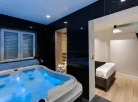 Downtown Marcius Luxury Apartment with Jacuzzi & Sauna