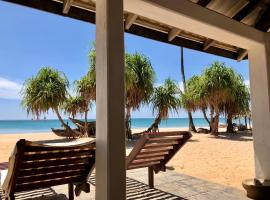 Moon Isle Beach Bungalow，位于尼拉瓦利的住宿加早餐旅馆