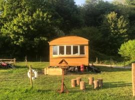 Shepherds Huts Ham Hill, 2 double beds, Bathroom, Lounge, Diner, Kitchen, LOVE dogs & Cats Looking out to lake and by Ham Hill Country Park plus parking for large vehicles available also great deals on workers long term This is the place to relax and BBQ，位于约维尔的酒店