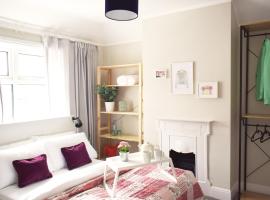 Charming Three Bed Home Near City Centre and Hospital，位于南安普敦M27 公路罗恩哈姆斯服务站附近的酒店