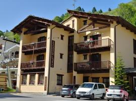 CHALET SEGGIOVIA，位于蓬泰基亚纳莱马达莱纳-塞维耶罗缆车附近的酒店