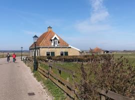 Unique holiday home on Texel on the edge of Den Hoorn，位于登霍伦的酒店