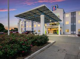 罗斯威尔第6汽车旅馆，位于罗斯威尔的酒店