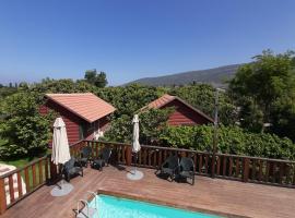 The Wooden Rose Cabins，位于Beẕet的酒店