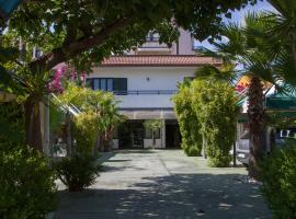 HOTEL ATENA，位于奇尔奥马里纳的酒店