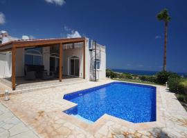 Cliffside Villa with Breathtaking Ocean Views & Huge Family-Friendly Pool，位于皮斯索里的酒店