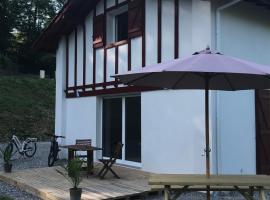 Camp Basque // Maison Erribera // Bidarray，位于比达莱的酒店