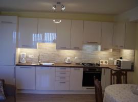 Water view brand new Apartment, short stroll to beach, peaceful!，位于Košljun的酒店