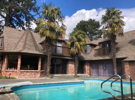 Jason House - Immaculate Suites in a Quiet Seaside Neighbourhood near UVIC，位于维多利亚的酒店