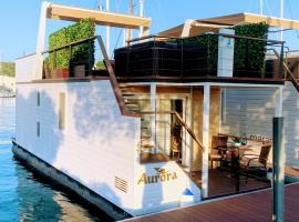 FLOATING SEA HOUSE AURORA，位于波尔托罗的酒店