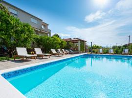 Villa Apartments Duje，位于卡什泰拉的酒店