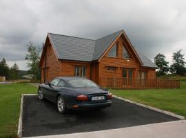 Drumcoura Lake Resort, Pet Friendly, Wifi, SKY TV, 4 Bedrooms, 2 reception rooms，位于DrumcouraTeach Duchais Museum附近的酒店