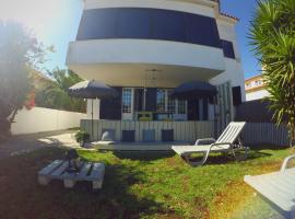 里斯本冲浪住宿加早餐旅馆，位于卡帕里卡海岸的木屋