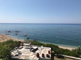 Villa Efelli:Boutique beachfront traditional Greek style house，位于维拉乔斯的酒店