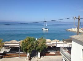 Agali 2 maizonette front of the sea，位于Akrogiali的酒店