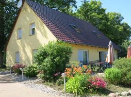 Schölzke‘s Ferienhaus，位于拉尔斯维克Störtebecker节附近的酒店