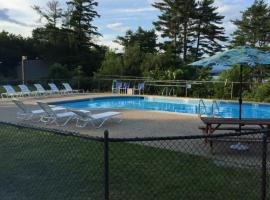 Hotel Room with Mountain View in Weirs Beach，位于拉科尼亚的酒店