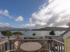 Akaroa Waterfront Apartment，位于阿卡罗阿的公寓