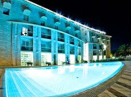 阿塔昂达玛丽娜公寓酒店，位于马里纳-迪-皮特拉桑塔的酒店