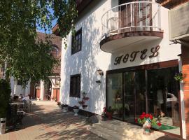Karikas Hotel，位于豪伊杜索博斯洛的酒店