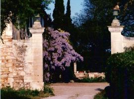 Les Esclots , Nîmes, Gîtes 4 personne，位于Générac的酒店