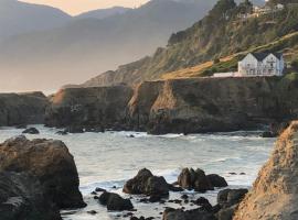 The Castle Inn of the Lost Coast，位于Shelter Cove的宾馆