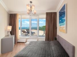 Green Apartments，位于敖德萨的带泳池的酒店