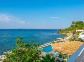 Agoulos Beach Hotel，位于阿凯松的海滩短租房