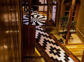 Hotel Boutique Suri，位于拉塞雷纳的带停车场的酒店