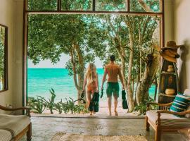 Whispering Palms - Absolute Beachfront Villas，位于维拉港的度假屋