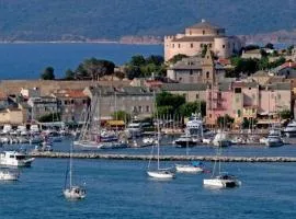 Appartement plein centre Saint Florent face au port