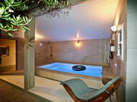 Manora guest pool house Sucuraj，位于苏库拉伊的酒店