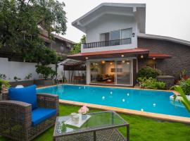 EL Lodge by StayVista - Pool, lawn, and a charming gazebo for your perfect getaway，位于罗纳瓦拉的木屋