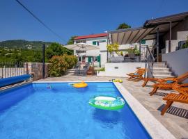 Villa LETA, luxurious 5 stars villa in a green oasis with fitness, heated pool, playground & barbecue, Kvarner，位于Hreljin的酒店