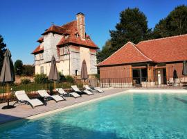 Les Manoirs des Portes de Deauville - Small Luxury Hotel Of The World，位于多维尔的带按摩浴缸的酒店