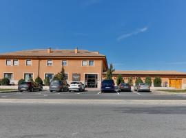 Santana Hotel Restaurante，位于Palazuelos de Eresma的酒店