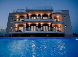 Frunze Luxury Apartments，位于纳夫普利翁的带泳池的酒店