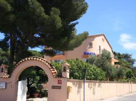 la pergola，位于滨海卡瓦莱尔的酒店