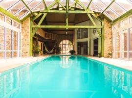 Chic holiday home with pool，位于Ségur-le-Château的度假屋