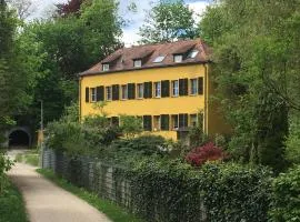 Zentrumsnahe Dachwohnung in grüner Oase