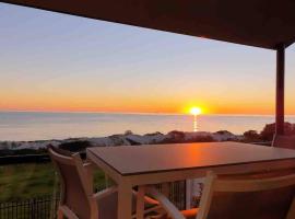 Luxurious 3 bedroom beachfront - panoramic views，位于Port Adelaide足球公园球场附近的酒店