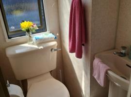 40 AntrimHeightsbnb MOBILE self catering can sleep 7，位于安特里姆的酒店