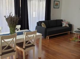 Central, spacious, great view，位于赫瓦尔的酒店