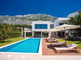 Villa Agava with heated pool, Jacuzzi, sauna, gym, 4 en-suite bedrooms，位于加塔的酒店