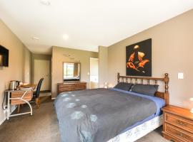 Rolleston Paradise-Master Bedroom with Ensuite Only，位于罗尔斯顿Izone Business Park附近的酒店