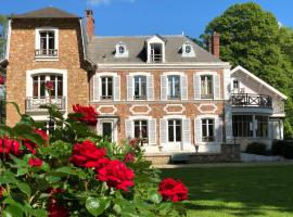 La villa rochette，位于Forges-les-Bains福尔日莱班高尔夫附近的酒店